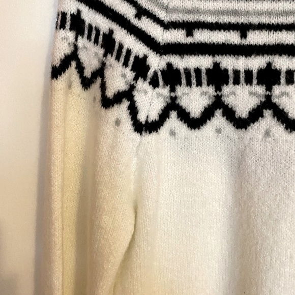 Women’s KIKIT black and white sweater. Size medium. - Picture 3 of 6